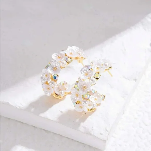 🎉HP🎉 Flower Hoop Earrings (Boutique) - Picture 4 of 8